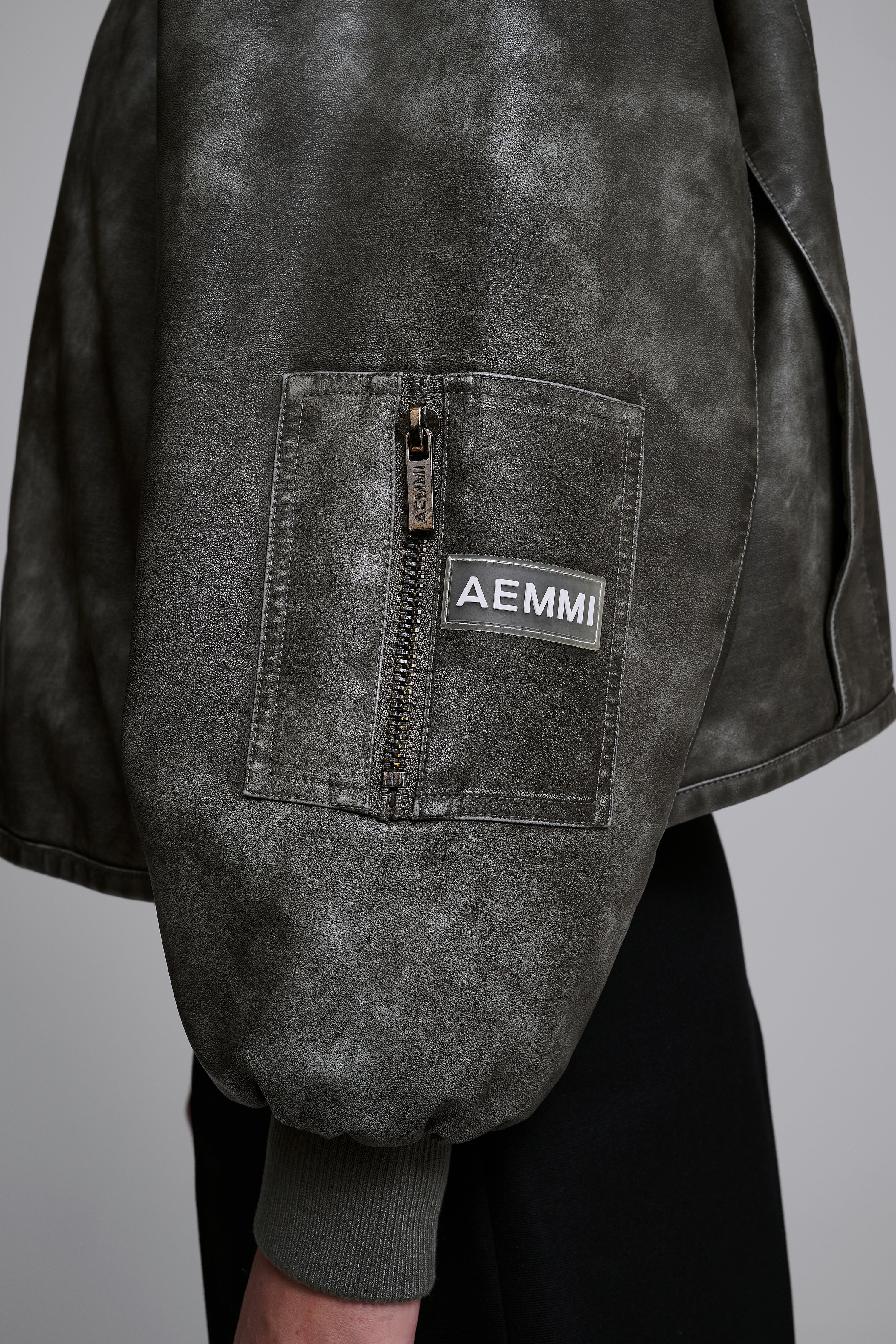 24 / FAUX LEATHER BOMBERJACKET